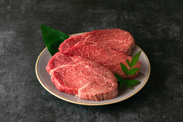 皿盛りした黒毛和牛のヒレステーキ　Wagyu beef fillet steak