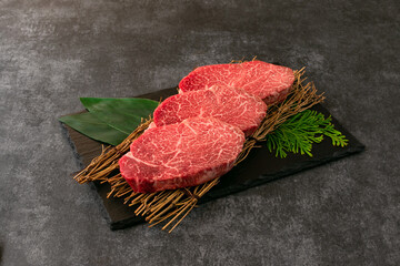 皿盛りした黒毛和牛のヒレステーキ　Beef fillet steak