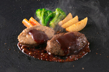 牛肉と豚肉のハンバーグステーキ　焼き　Beef and pork hamburger steak