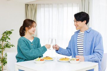 Obraz na płótnie Canvas 眼鏡で乾杯する日本のカップル