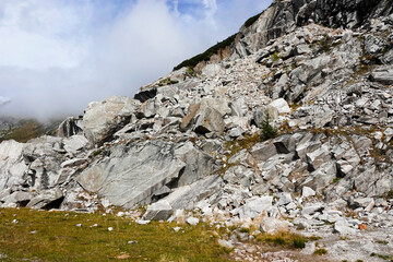 Kalkstein am Speicher Kölnbrein in den Hohen Tauern im Herbst	