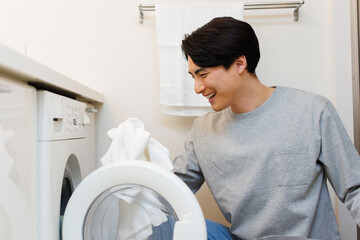 自宅で洗濯をしている日本人