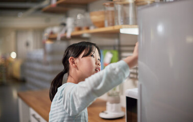 Fototapeta na wymiar 家の台所で食事の手伝う子供