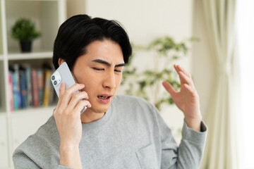 家で電話で話している幸せな日本人