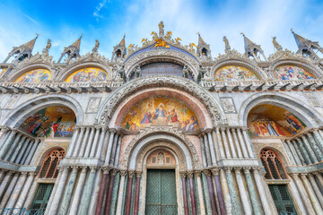 Fototapeta premium Spectacular cityscape of Venice with Saint Mark's Basilica on San Marco square.