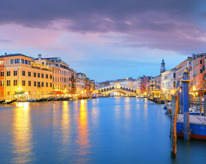 Fototapeta na wymiar Stunning sunset and evening cityscape of Venice with famous Canal Grande and Rialto Bridge