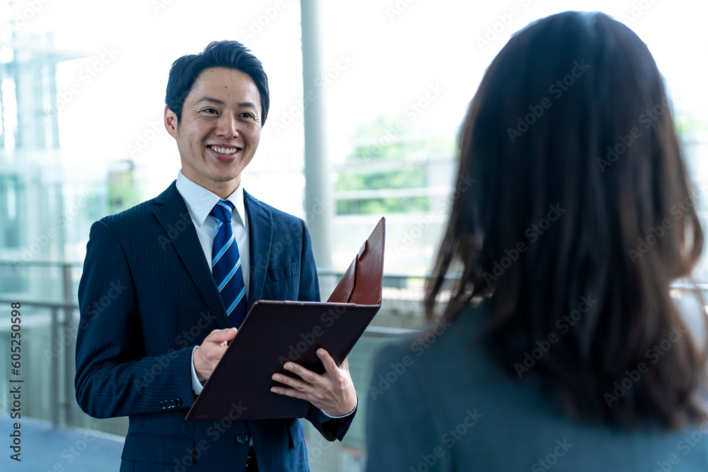 Sticker 室内で話をするスーツを着た日本人男女