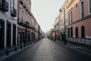 Fototapeta na wymiar empty colonial narrow street in the town of puebla, mexico