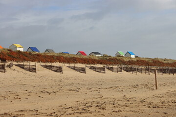 Die bunten Dächer der Badehäuser an der Küste der Normandie