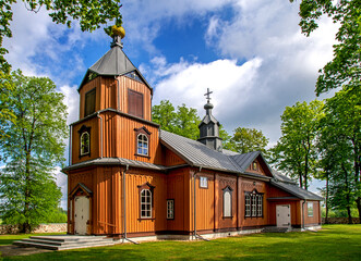 Fototapeta na wymiar General view and architectural details of the temple of the Orthodox Church of the Holy Apostles Peter and Paul built of wood in 1867 in Samogród, Podlasie, Poland.