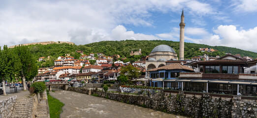 Obraz premium Panorama de Prizren, la rivière et la mosquée Sinan Pacha