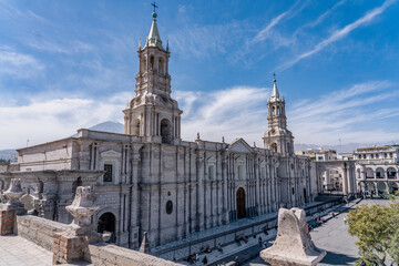 Fototapeta na wymiar cathedral of Arequipa (white city) peru in full sun 