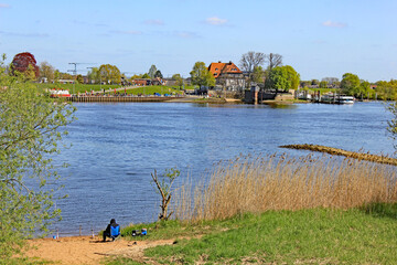 Elbe bei Hamburg: Zollenspieker Fährhaus / Angler