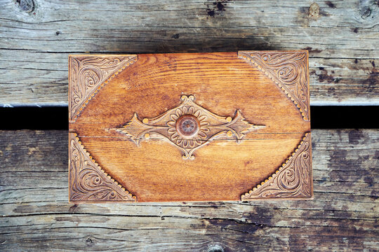 Jewelery box with wood carvings from Toten, Norway, made in 1906.