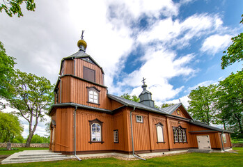 General view and architectural details of the temple of the Orthodox Church of the Holy Apostles Peter and Paul built of wood in 1867 in Samogród, Podlasie, Poland. - obrazy, fototapety, plakaty