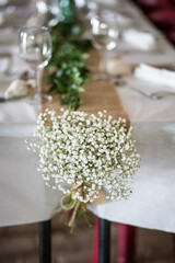 Table de mariage avec en décoration un bouquet de fleurs