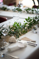 Une table de mariage moderne avec des décorations, des couverts, des fleurs séchés et de napperons blanc - obrazy, fototapety, plakaty