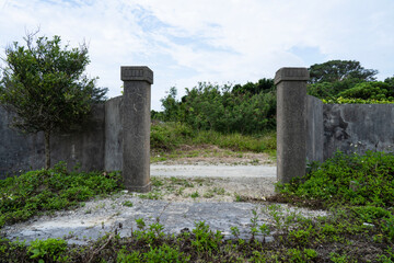取り壊された石門、廃墟となった屋敷、蔦が絡まった門、撤去された一軒家、日本建築の門、鬱蒼とした門、