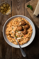 Assiette de pâtes orzo crémeuses sauce tomate crème fraiche parmesan boulettes de viande
