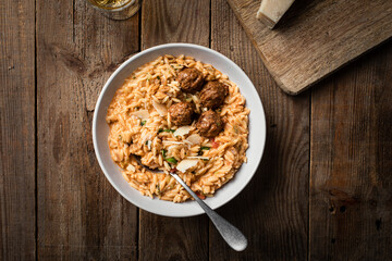 Assiette de pâtes orzo crémeuses sauce tomate crème fraiche parmesan boulettes de viande