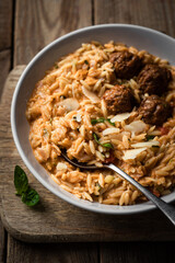Assiette de pâtes orzo crémeuses sauce tomate crème fraiche parmesan boulettes de viande