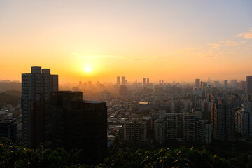 Fototapeta na wymiar 台湾 台北市 象山、展望台（煙火平台）から見る夕暮れの台北市街