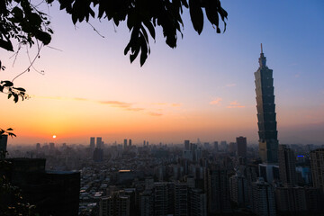 台湾 台北市 象山、展望台（煙火平台）から見る夕暮れの台北市街