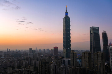 Fototapeta premium 台湾 台北市 象山、展望台（煙火平台）から見る夕暮れの台北市街