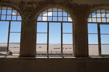Fenster einer Ruine mit Blick in die Wüste, Namibia, Afrika