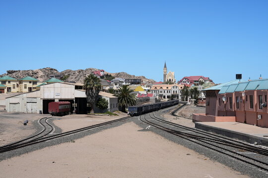 Ortsbild von Lüderitz mit Bahnhof, Zug, farbenfrohen Häusern und Kirche, Namibia, Afrika 