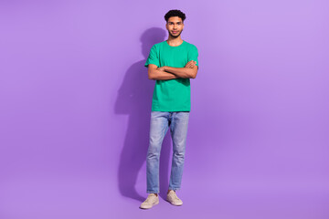 Fototapeta premium Full body cadre of young businessman wear green t-shirt folded arms professional hr specialist offer ad isolated on violet color background