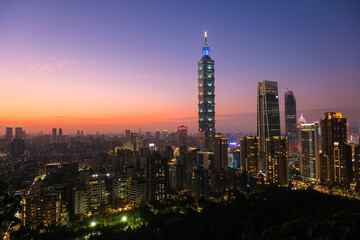 Fototapeta premium 台湾 台北市 象山、展望台（煙火平台）から見る台北の日没