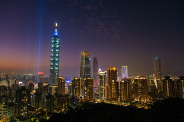 Fototapeta na wymiar 台湾 台北市 象山、展望台（煙火平台）から見る台北の日没