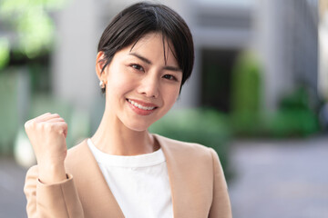 ガッツポーズの若い女性