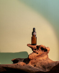 botella de aceite natural sobre madera rústica - obrazy, fototapety, plakaty