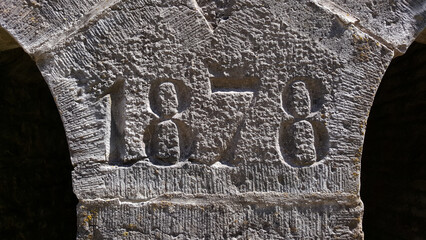 Millésime de 1878 gravé sur un bloc de calcaire