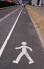 Bande de chauss&eacute;e r&eacute;serv&eacute;e aux pi&eacute;tons