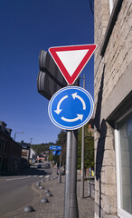 panneaux de signalisation de rond-point et priorité