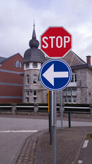 panneaux de signalisation stop et sens obligatoire