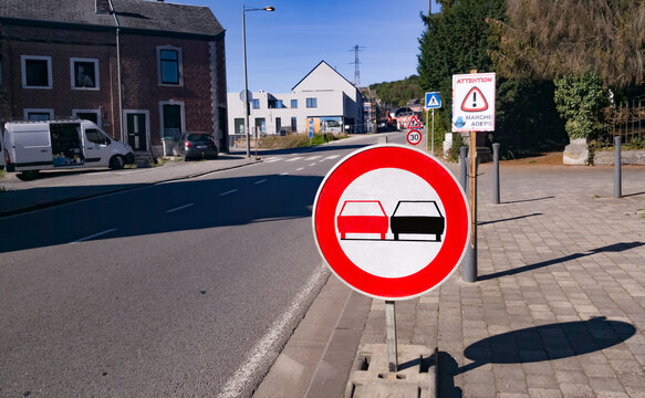 Panneau d'interdiction de d&eacute;passer