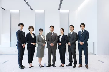 Fotobehang ビジネスマンチーム複数名の真剣な表情全員集合 上にコピースペースあり 正面　 © kapinon