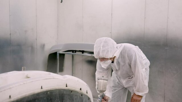 Man wearing PPE covering his head and covering his mouth with goggles Be a car painter In spray booth,  control room does not allow air to enter. to meet the standards of the automotive paint factory