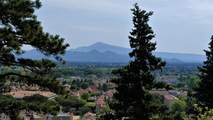 Magnifique silhouette du Mont-Ventoux et des Dentelles de Montmirail au premier plan - Mai 2023