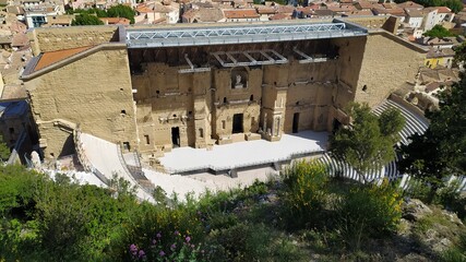 Vue d'Orange et de son théâtre antique en contre plongée de la colline Sainte-Eutrope - Mai 2023