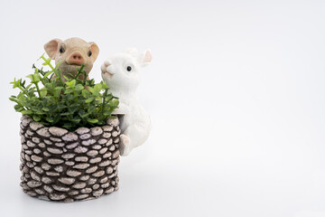 うさぎとぶたの人形とフェイクグリーン