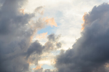 Cielo con nubes hacen formas abstractas
