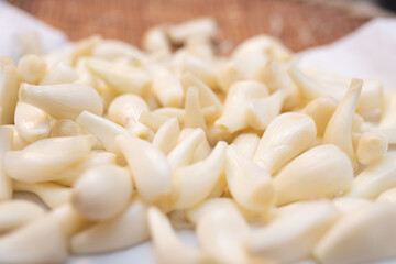 沢山の皮をむいたらっきょう