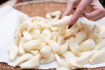 らっきょうを手に取る女性の手