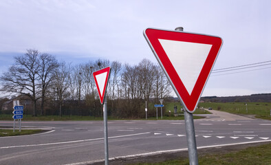 Panneaux de signalisation c&eacute;der la priorit&eacute;