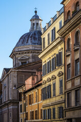 Fototapeta na wymiar Clocher et immeubles à Rome